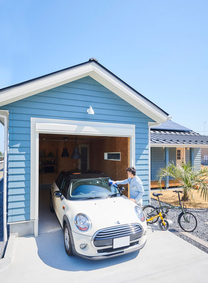 ガレージにこだわった、西海岸テイストの平屋の家