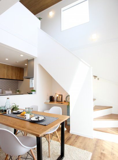 ウォールドアで仕切れる、広々リビングの家