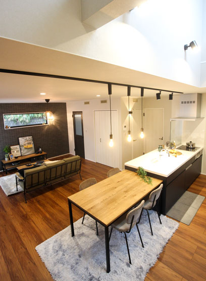 人気のある箱型デザインの黒い外観