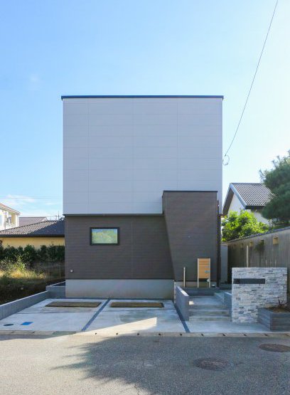 収納スペースたっぷりで機能的な住宅