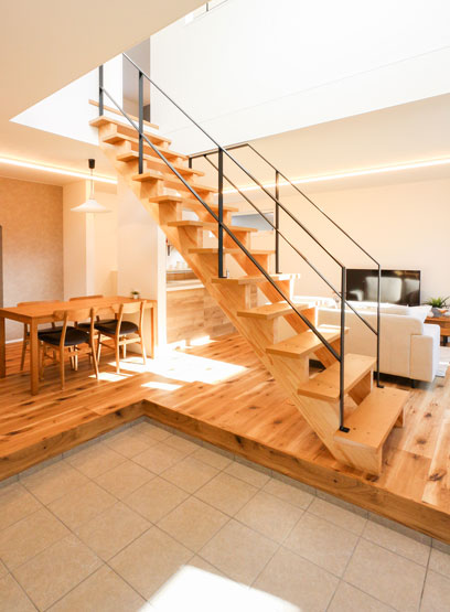 広々とした土間玄関×プライベート感のある中庭のある家