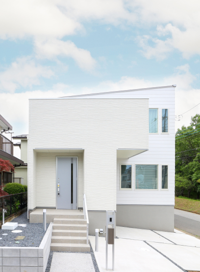 家事ラク動線！“しまう＋飾る”収納をかなえる｜家族がつながるリビング階段の家