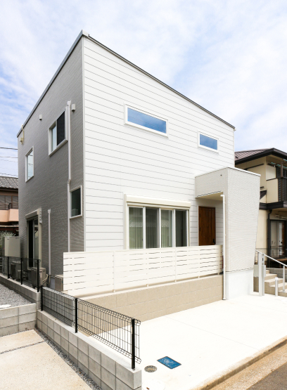 パントリー・SIC完備の収納充実住宅♪高窓で明るい！おしゃれなリビング