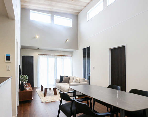 高窓から明るい光がさしこむリビング