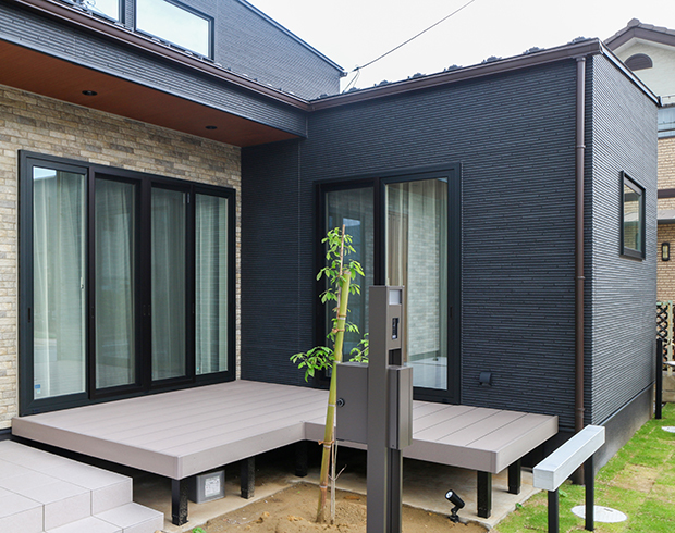 子どもやペットなどの遊び場としても使える開放的なウッドデッキ