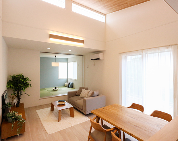 家族みんながくつろげる勾配天井のある開放的なリビング