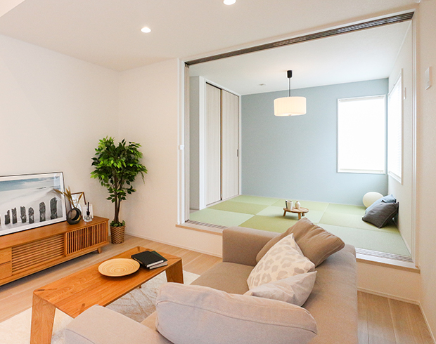 和室と繋がった明るいリビング
