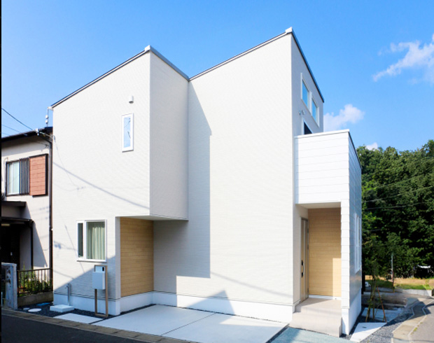 どの角度から見ても美しい、洗練された外観。
敷地内には車1台分の駐車スペースも完備しています。