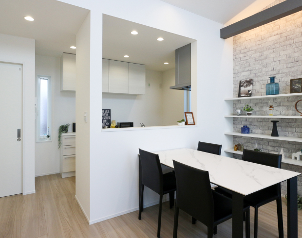 ダイニングの壁には、お洒落な造作棚とやさしい光の間接照明を設置。
お気に入りを飾って、毎日の生活を楽しむひと時を。