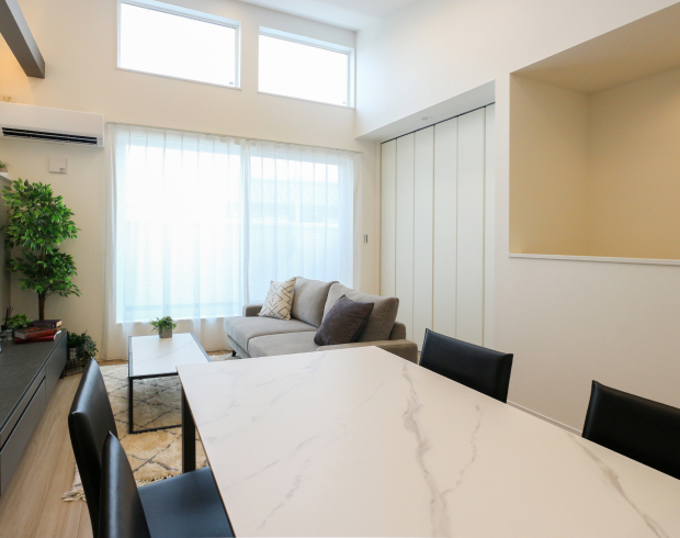 2階リビングならではの開放感。
高窓から差し込むやさしい光が、家族の時間をやさしく包みます。