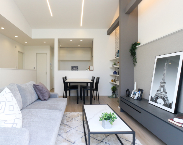 自然の光と間接照明がやさしく調和する空間。
キッチンとの程よいつながりが、家族の気配を感じる安心感をもたらします。