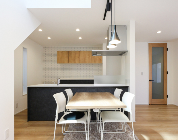 対面キッチンの前にダイニングを配置することで、キッチン・ダイニング・リビングがゆるやかにつながり、家事動線が整って家事がしやすい間取りになっています。