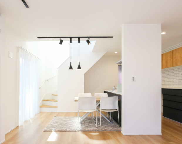 無駄を削ぎ落とした、17帖のLDK。
リビング階段を採用することで、家族が自然と顔を合わせやすくなり、毎日のコミュニケーションがより豊かになります。