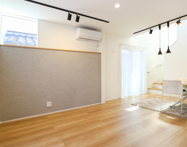 暮らしに寄り添う、ゆとりある広々リビング。
視線がすっと抜ける開放感と、やさしい光に満たされる心地よさが魅力です。