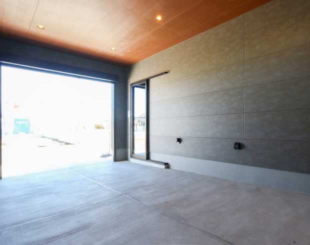 大切な車を雨風から守る、モダンなビルトインガレージ。
外観に溶け込むスタイリッシュなデザインで、家全体の印象もより洗練されたものに。
天候に左右されずに乗り降りでき、日常の使いやすさがぐっと高まります。　