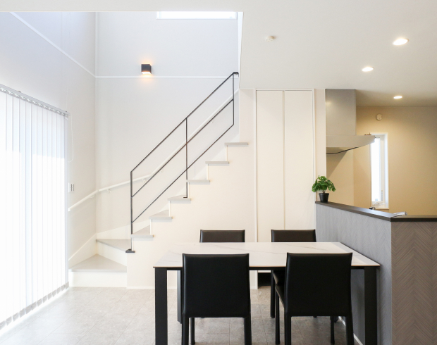 スタイリッシュなアイアン手摺が視線を導き、ダイニングに心地よいリズムを生み出します。
食事を楽しむ時間がゆっくりと流れ、家族が自然と集まる心地よい場所に。　