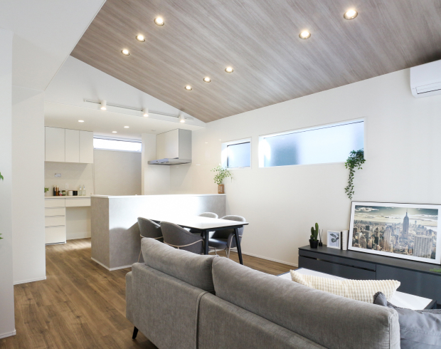 木目調の勾配天井が視線を上へと導きLDKにやわらかな広がりをもたらします。
落ち着いた配色の中に木のあたたかさが映えた上品な空間です。