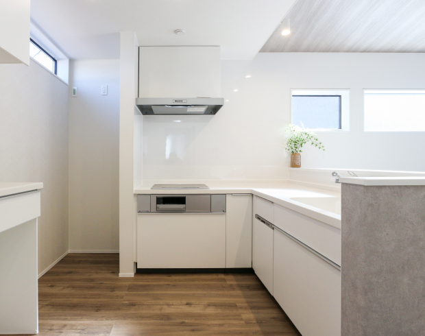 L型の対面キッチンは動きがコンパクトにまとまり、調理や配膳がスムーズに進みます。
家族との会話を楽しみながら作業ができ、日常のひとコマが少しだけにぎやかになる場所に。