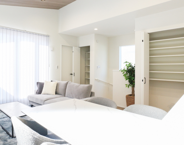 リビングには、たっぷり収納できるクローゼットを設置。
日用品や子どものものをサッとしまえて、散らかりやすいリビングもすっきりと保つことができます。