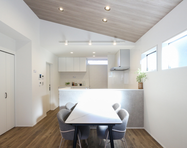 2階リビングならではの開放感。
窓から差し込むやさしい光が、リビングから視線が伸びていく先に広がるダイニング。