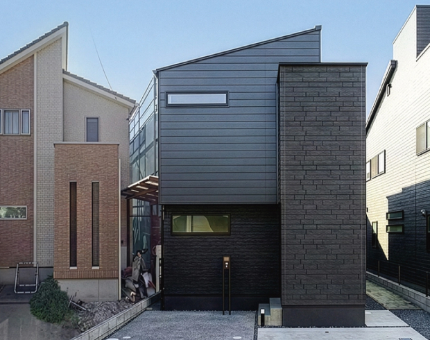 黒のガルバリウムが放つ端正な佇まい。
無機質な壁面に、軒天の木目が静かなコントラストが外観の魅力をより際立たせます。