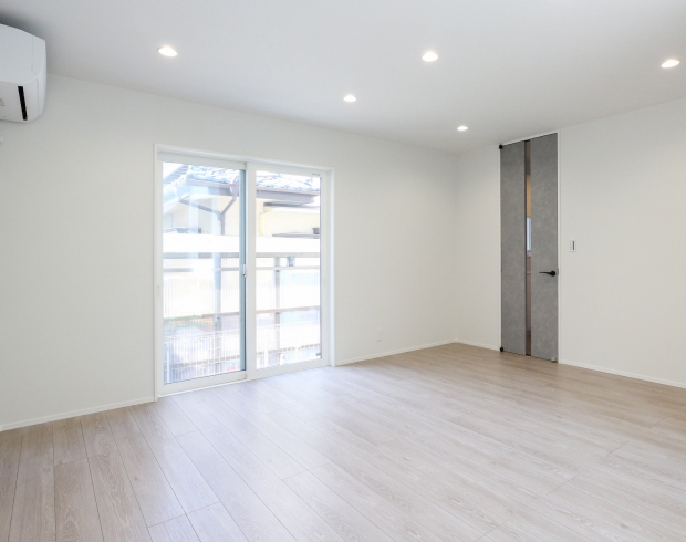 暮らしに寄り添う、ゆとりある広々リビング。
視線がすっと抜ける開放感と、やわらかな光に包まれる心地よさが魅力です。