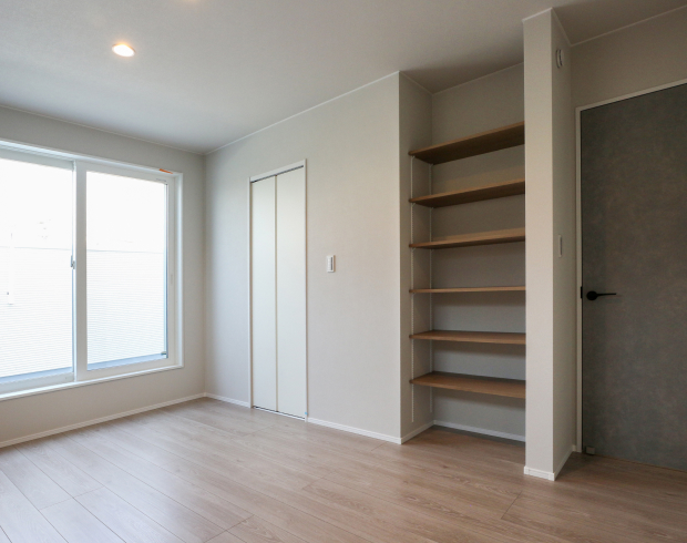 洋室には、たっぷり収納できるWICスペースと収納棚を確保。
片付けがしやすく、すっきりとした状態をキープしやすい仕様です。