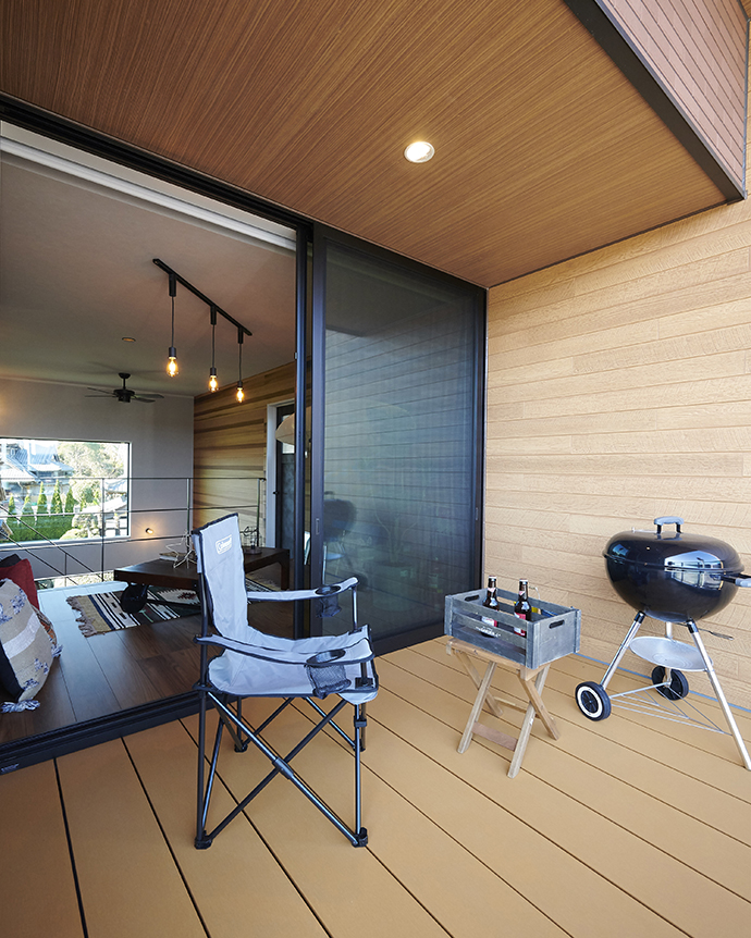 室内とフラットに繋がるBBQも楽しめるウッドデッキ