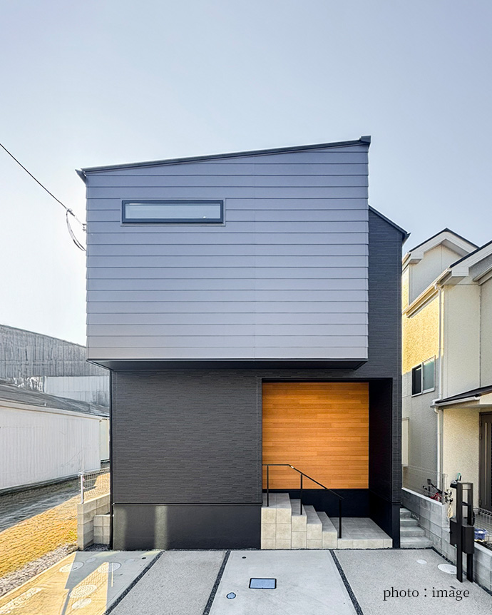 片流れ屋根と木目の玄関ポーチが特徴的な外観