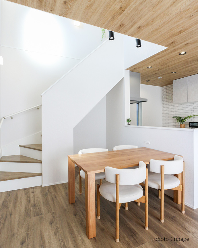 白と木目を基調としたナチュラルなダイニング