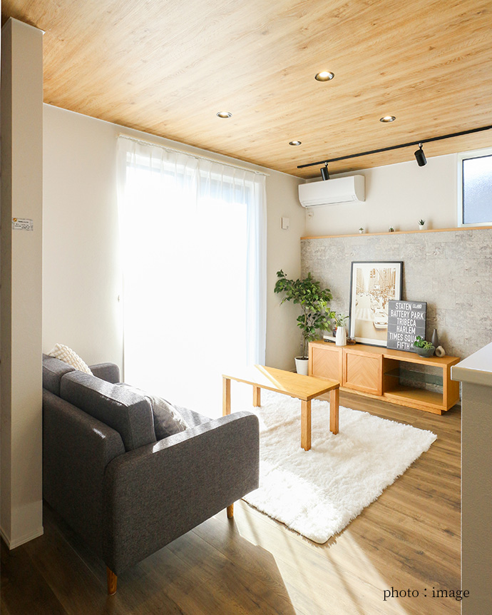 ソファから望む木目天井とアクセント壁がおしゃれな