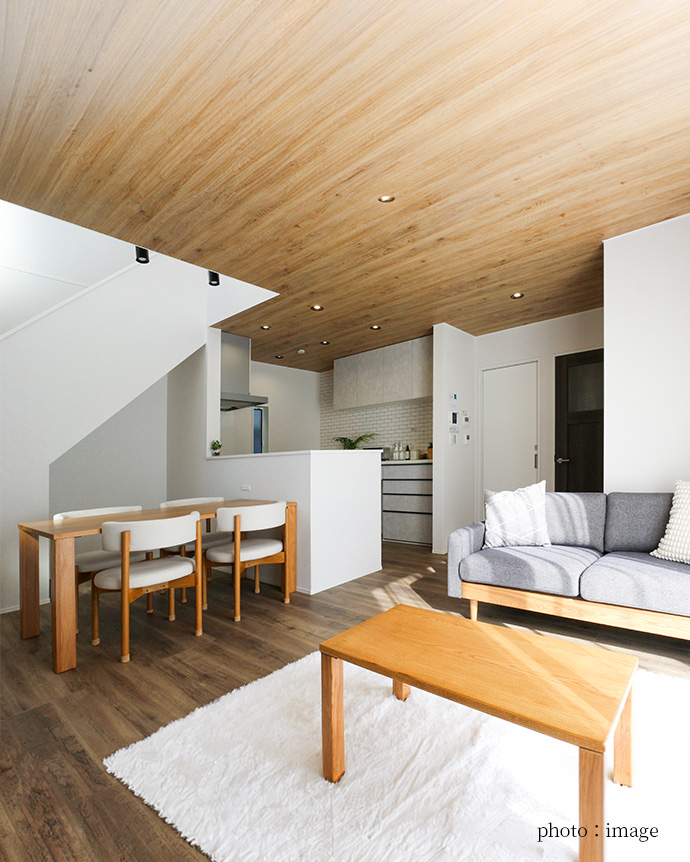 リビングから望む木目天井とアクセント壁がおしゃれな