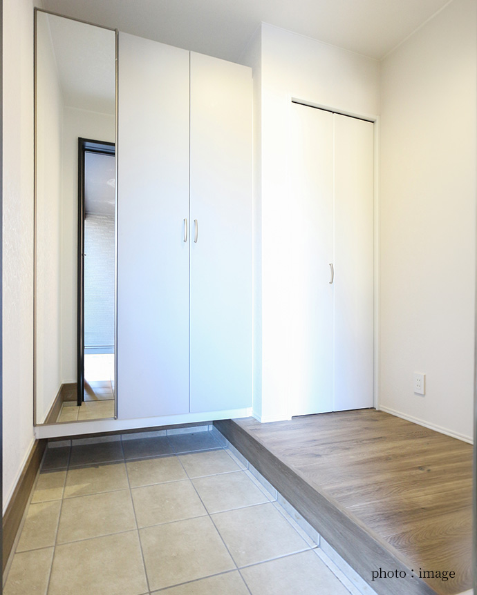 全身鏡と白い大容量収納で、スッキリ片付く明るい玄関