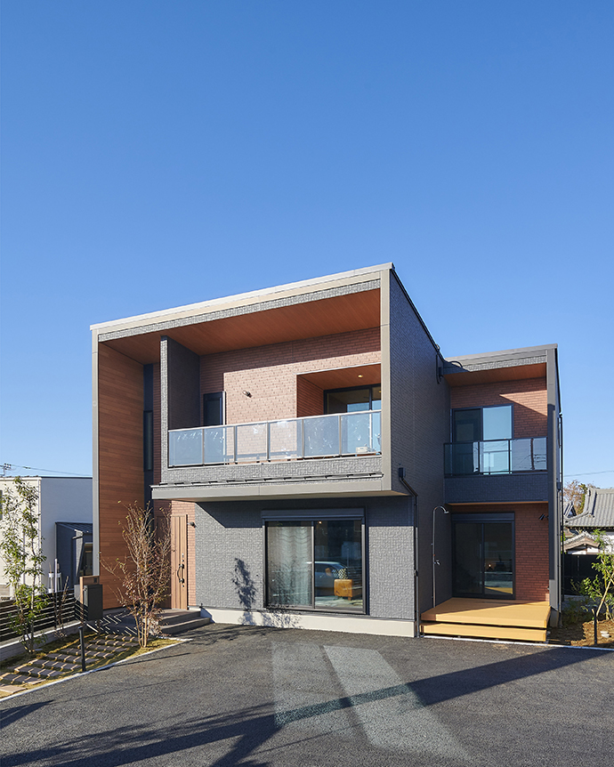 木目調とダークグレーの対比が美しい、重厚感のあるモ