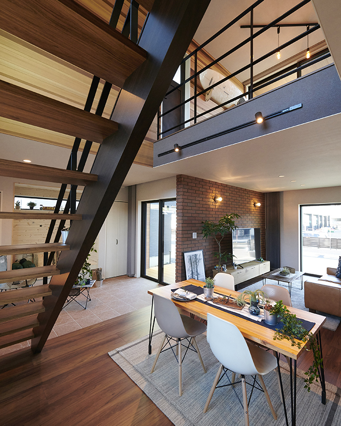 吹き抜けとスケルトン階段が開放的な、モダンなLDK