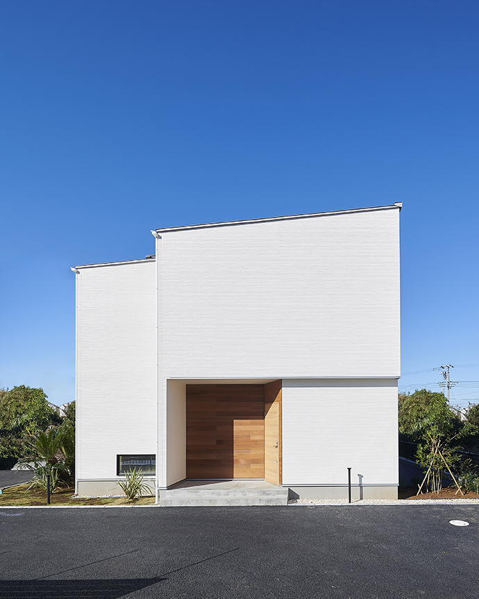 白と木目が美しい外観、玄関土間のある「レボン」