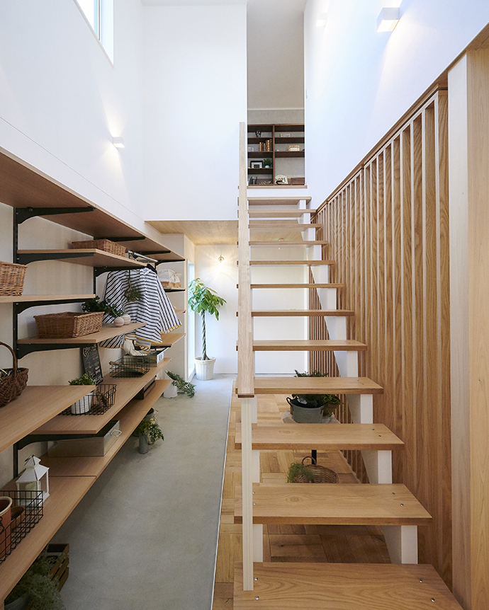 吹抜けの縦空間と土間収納が映えるスケルトン階段