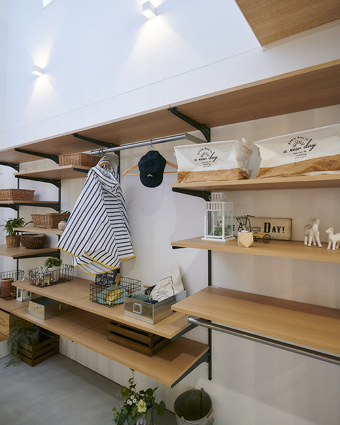 木の可動棚とハンガーパイプを備えた、便利な収納スペ