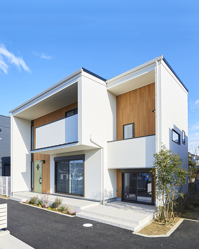 大きなバルコニーとスクエアデザインが特徴的な外観の