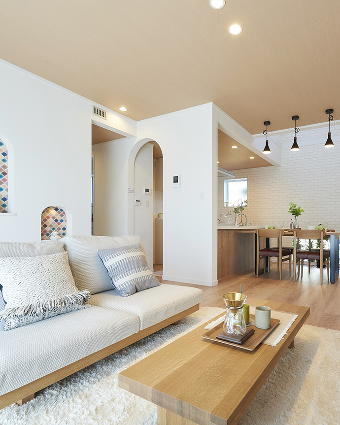 タイルのニッチとアーチ壁が可愛いナチュラルなLDK