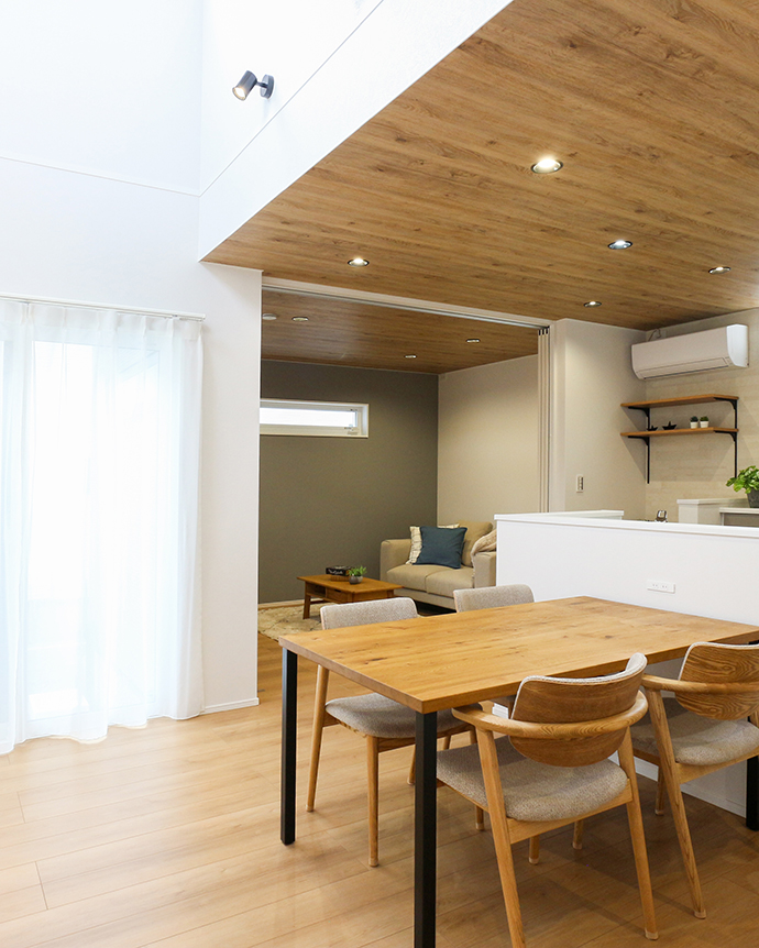 吹き抜けの開放感と木目天井のコントラストが映えるナチュラルモ