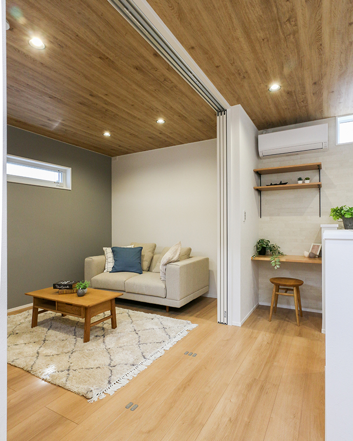 引き戸で自在に仕切る明るいリビング