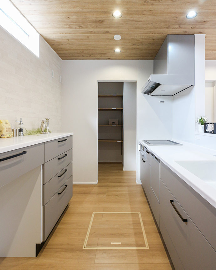 パントリー直結で動線がスムーズな、木目天井が特徴のナチュラル