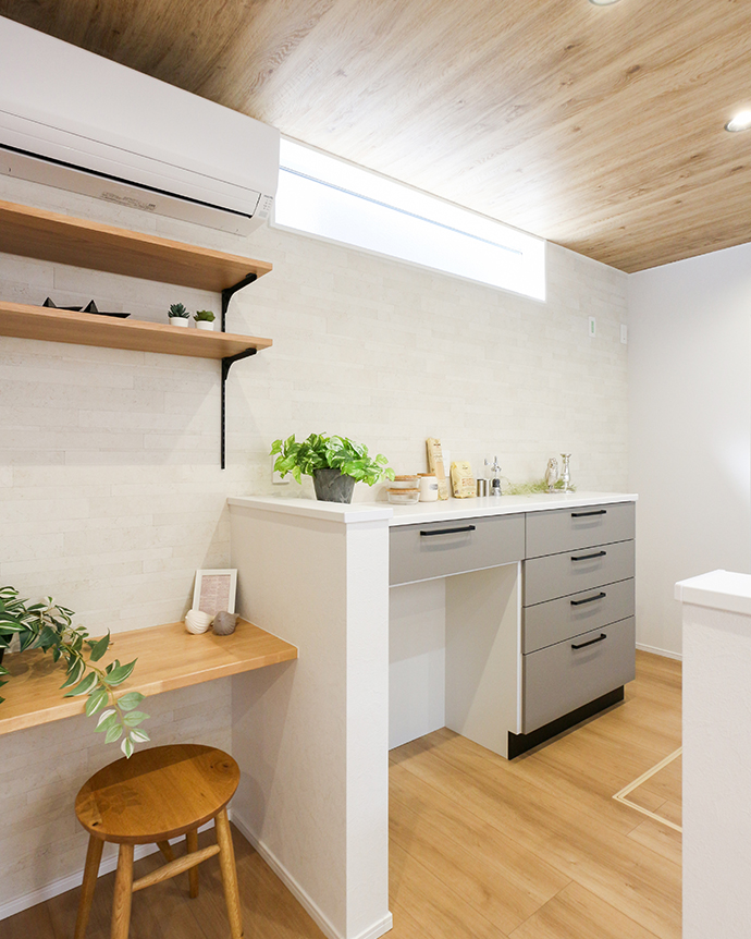 造作デスクを設けた家事動線の良いキッチン空間