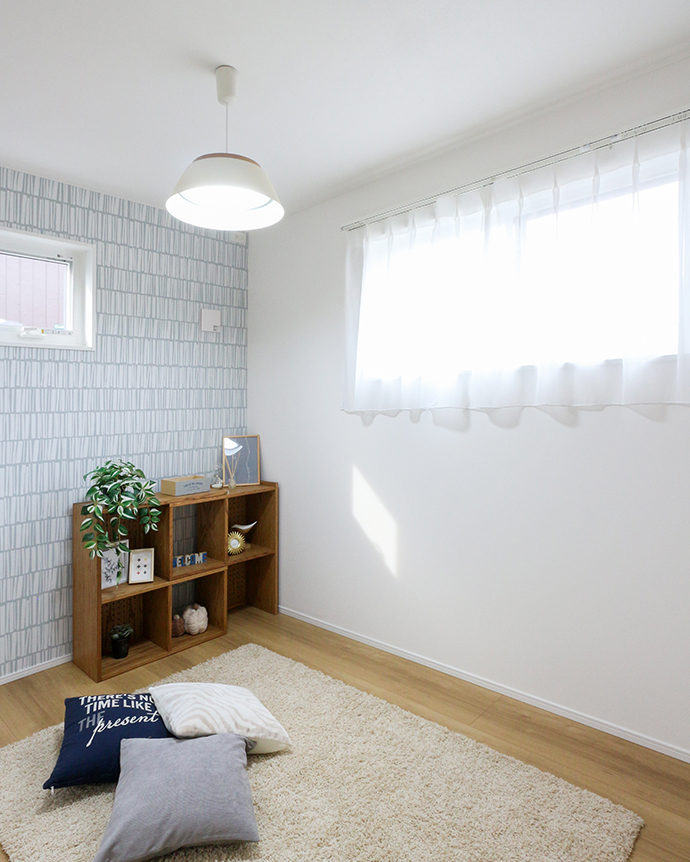 アクセントクロスは映えるスリット窓がある洋室