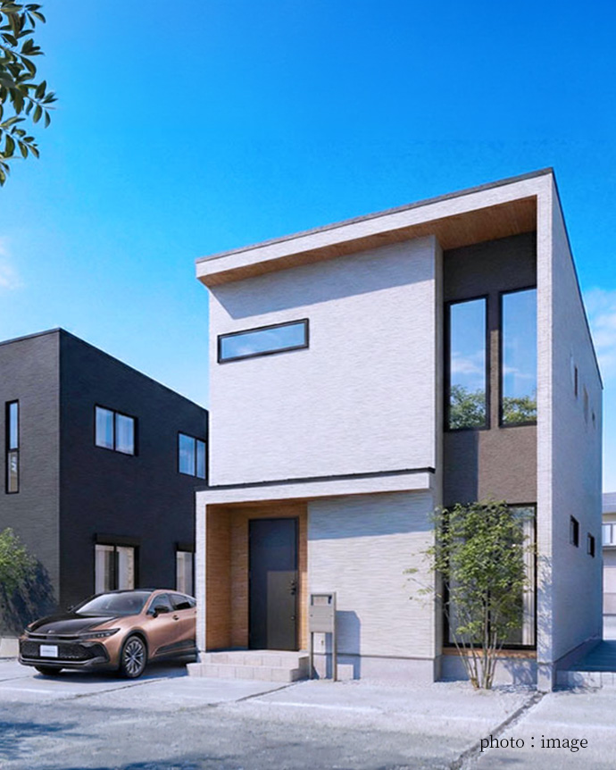 白と黒のコントラストが美しいモダン住宅の外観