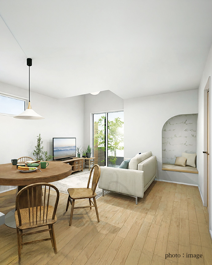 アーチ型のヌックと円形テーブルがあるナチュラルなL