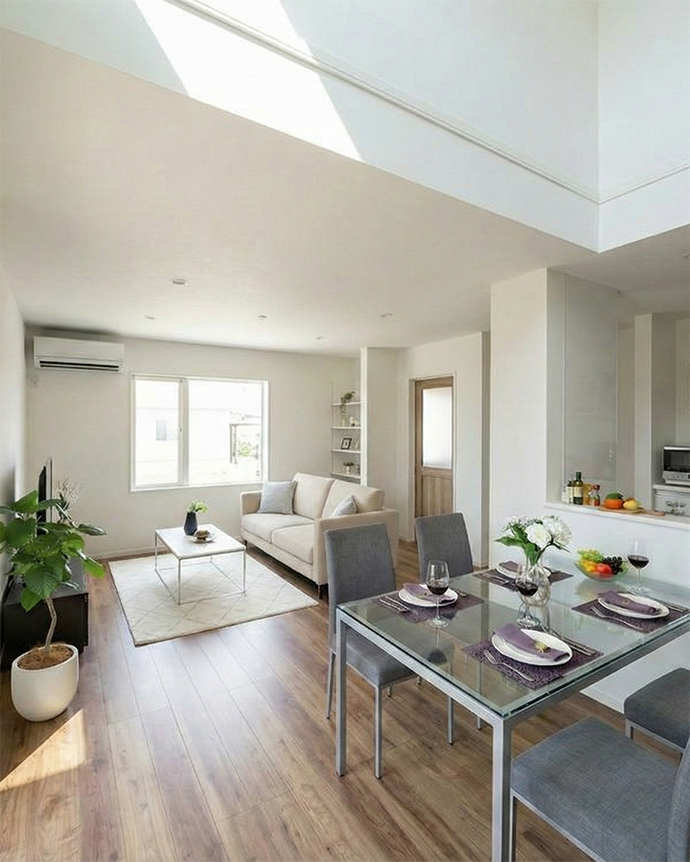 窓から光が降りそそぐ白を基調とした爽やかなＬＤＫ