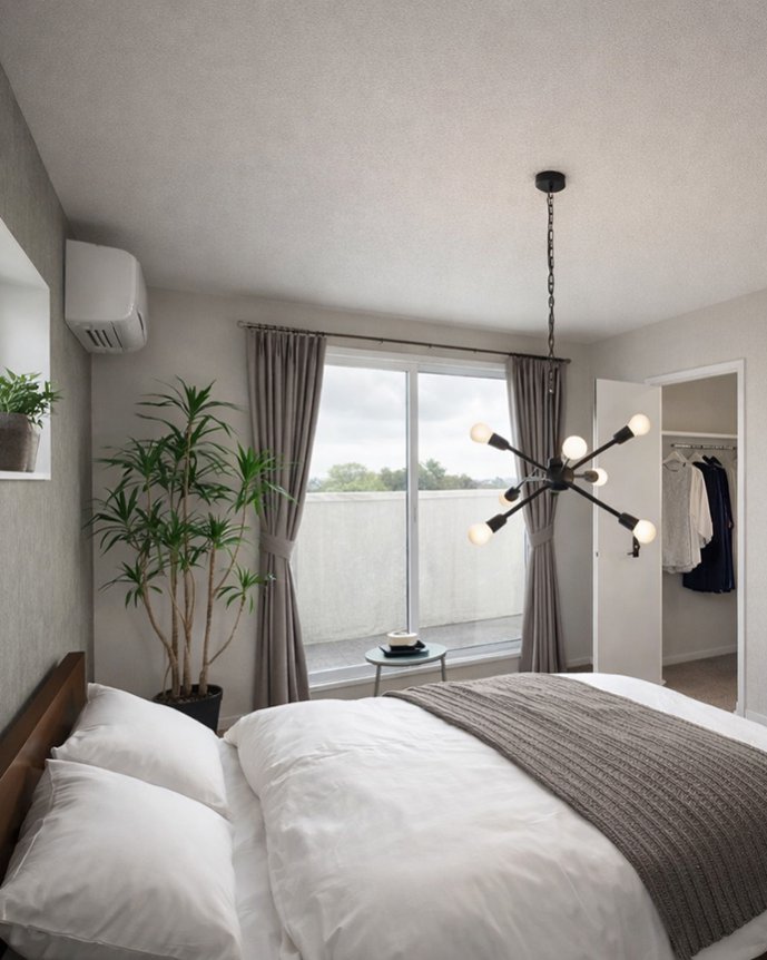 ウォークインクローゼットを併設した明るい寝室