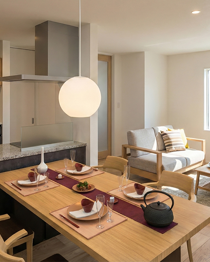 木の温もりと石目調キッチンが調和する上質なLDK